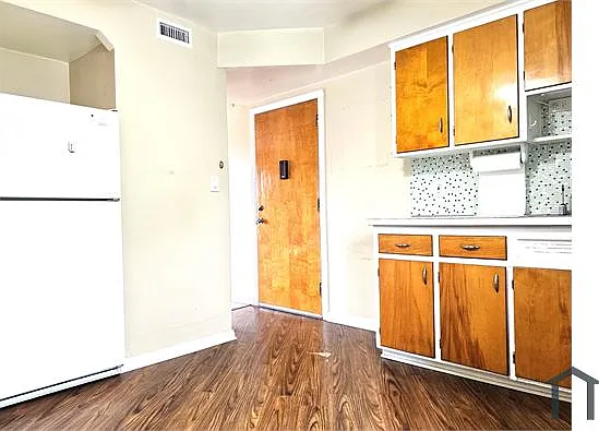 2 bed, $1,200 — Photo 3