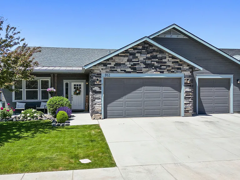 912 Birchton Loop — Photo 1