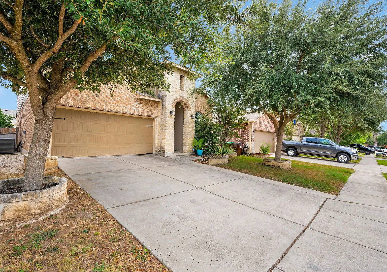 Stunning Home in Alamo Ranch! — Photo 2
