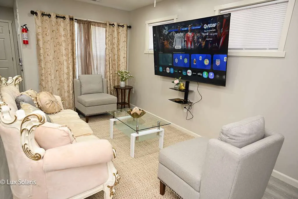 2 bed, 700 sqft, $2,200 — Photo 4