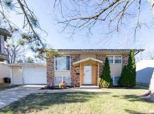 6607 N Randwick Rd, Peoria, IL 61615