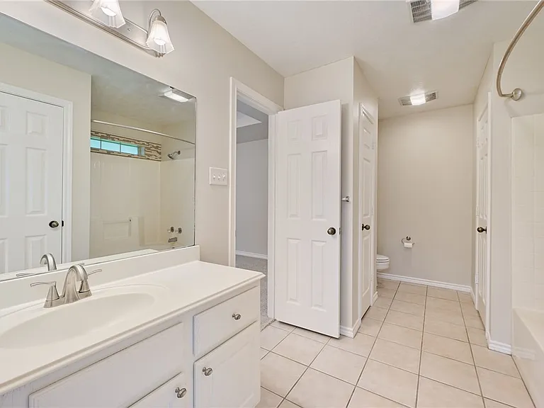 1208 Markham Ln — Photo 8