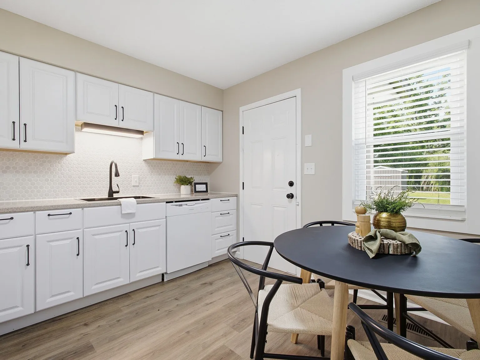 2 bed, 840 sqft, $1,400 — Photo 3