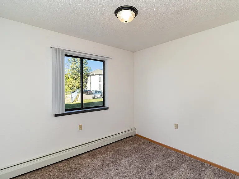 Hutchinson, MN Deer Park Apartments | 21A | Bedroom