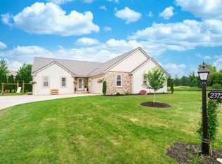 W2372 McAleavey Ct, Oconomowoc, WI 53066