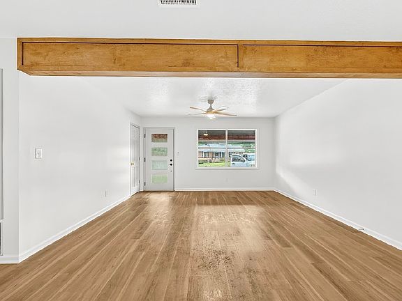 5th image of 615 Parkwood Dr