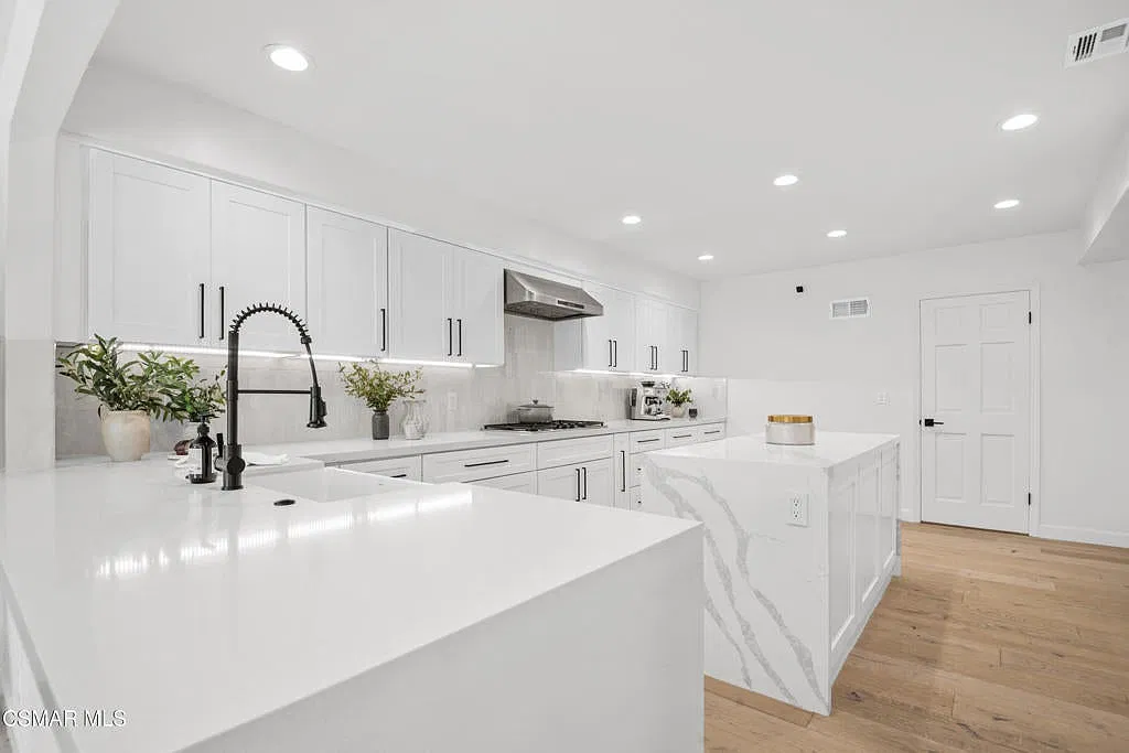 3 bed, 2.5 bath, 2458 sqft, $8,000 — Photo 3