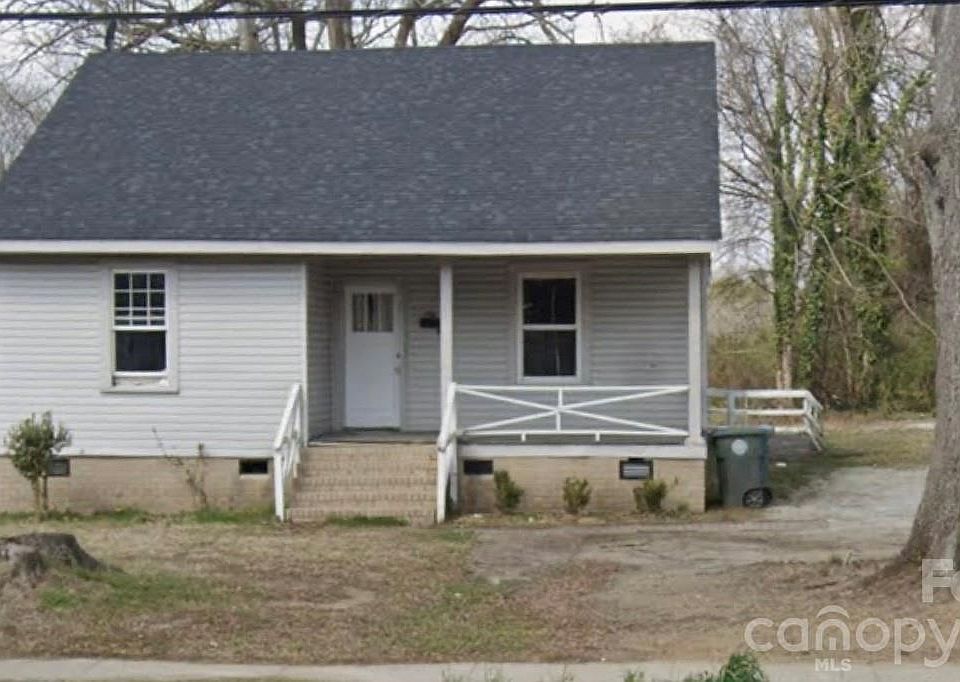 1st image of 922 N Main St