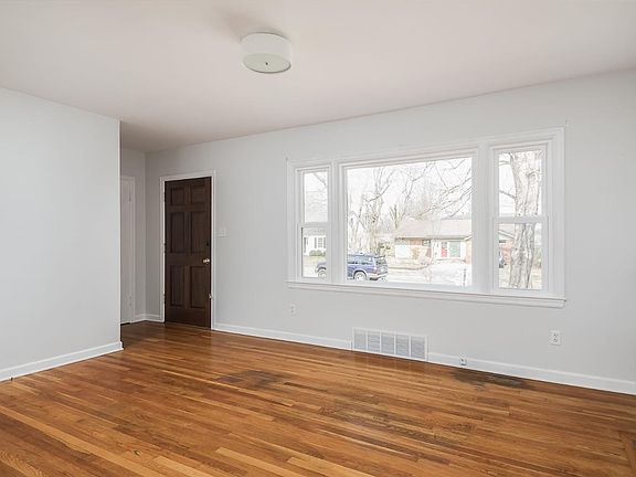 5th image of 462 Stratford Dr