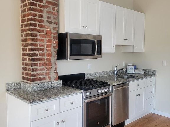2nd image of 1920 W Diamond St Unit 2