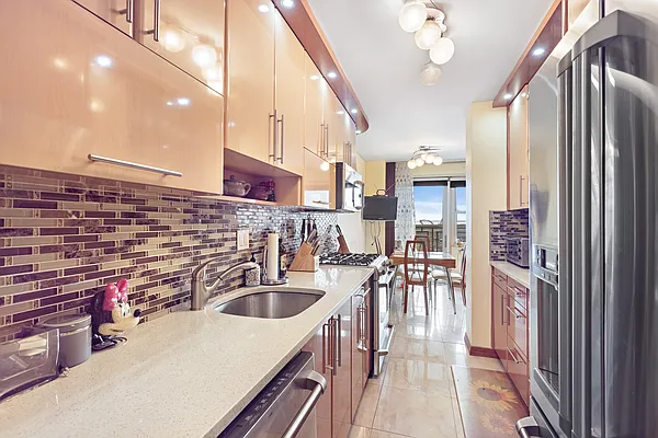 Sold by Thomas Lipovetsky, LREB | media 2