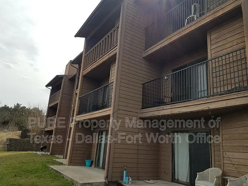 1 bed, 1.0 bath, 555 sqft, $975 — Photo 2