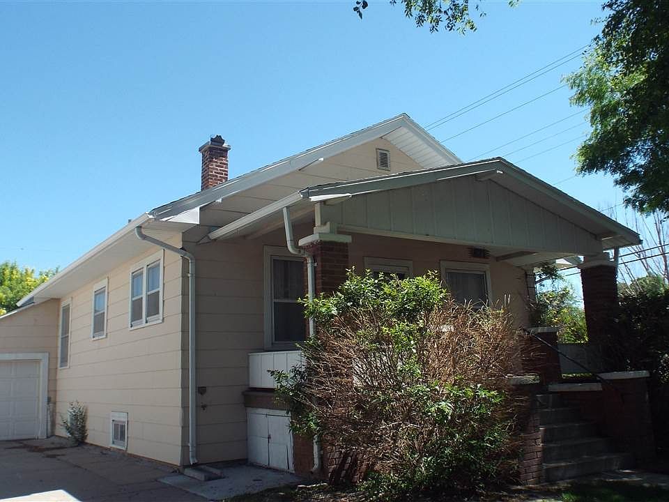 1st image of 821 E 2nd St