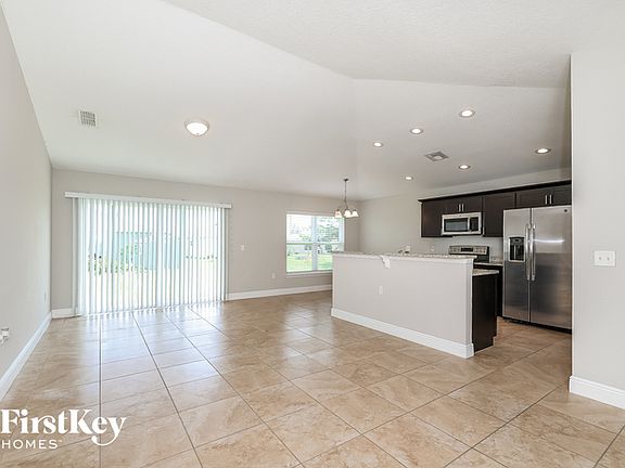 4th image of 399 Aster Ct