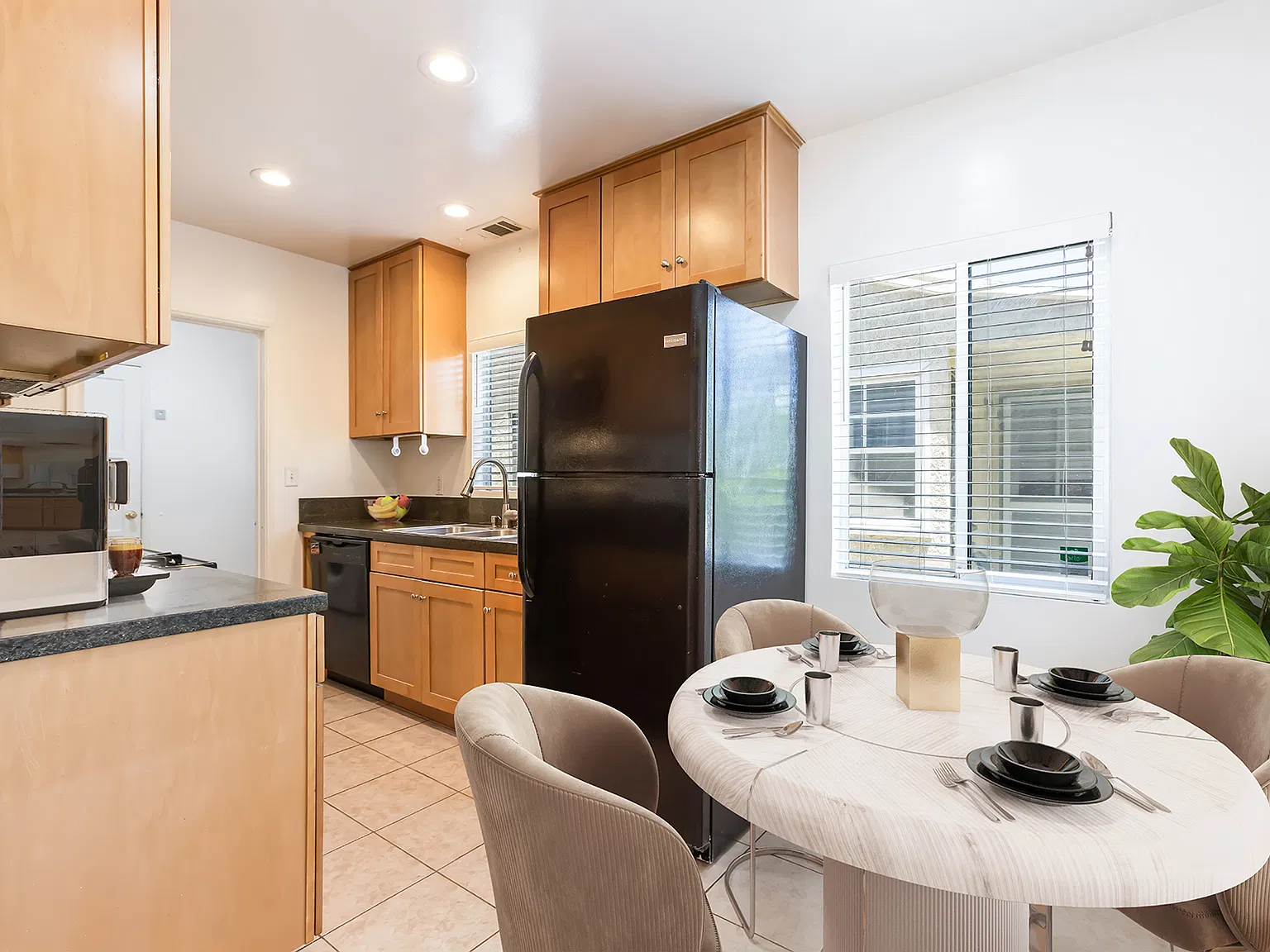 2 bed, 1000 sqft, $3,250 — Photo 3