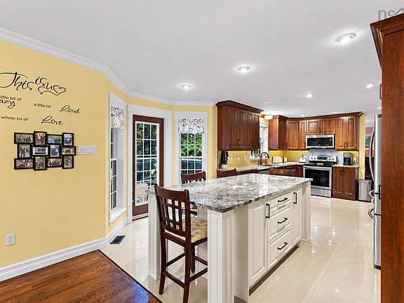 4th image of 20 Perry Ct