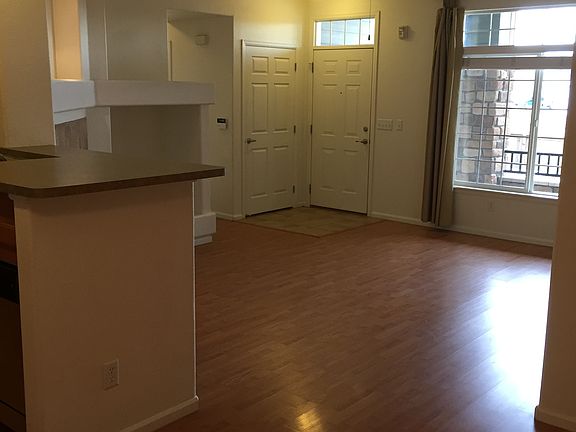 Living room with fireplace 
