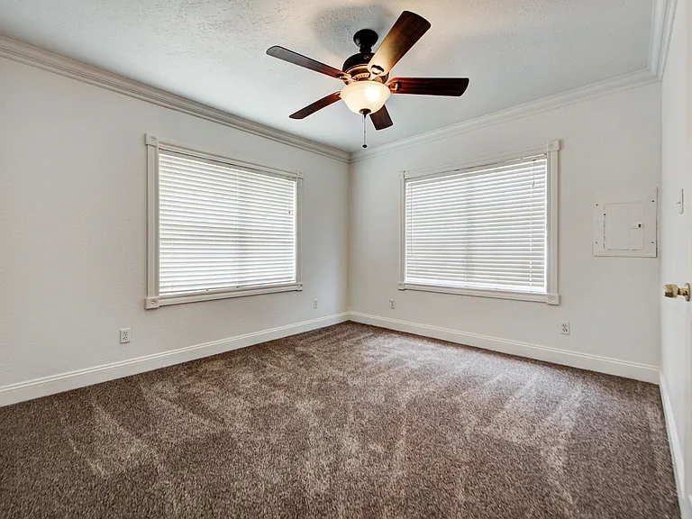 418 N Flood Ave — Photo 11