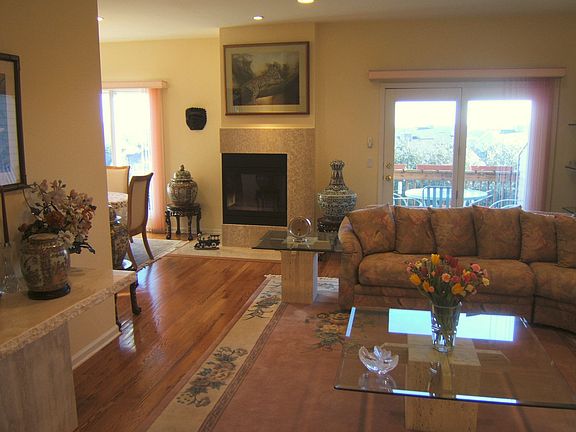 L/R with gas fireplace