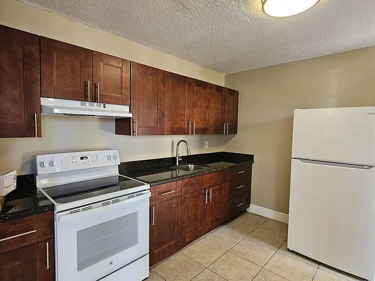 1200 Blue Heron Blvd W #5 — Photo 3