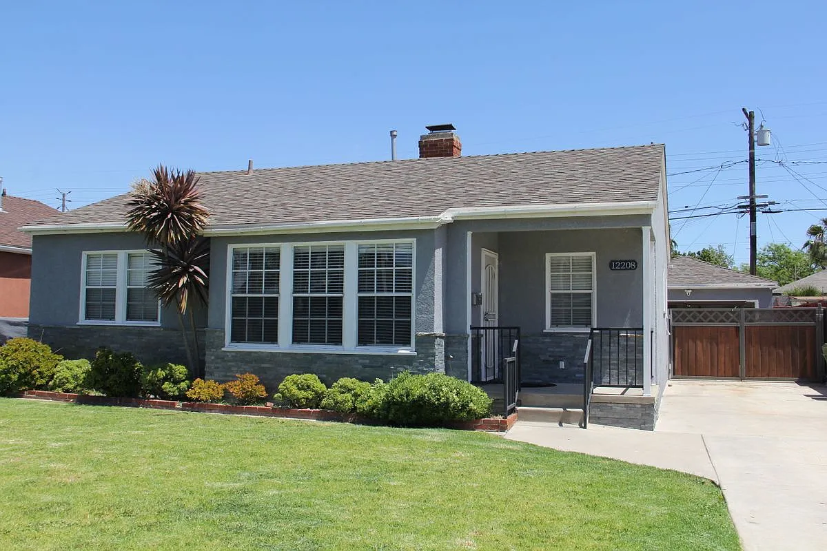 3 bed, 1.5 bath, 1096 sqft, $4,500 — Photo 2