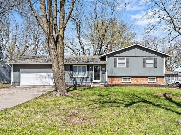 10029 Grandview Dr, Overland Park, KS 66212