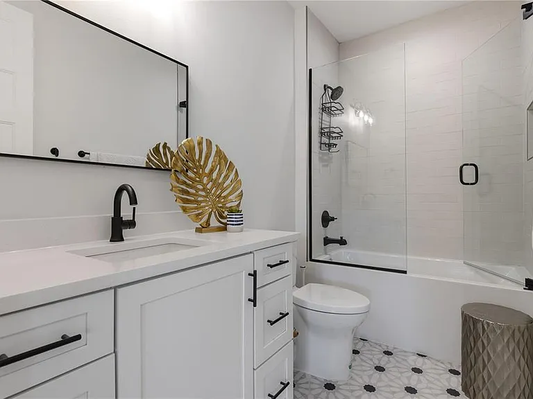 64 N Park Ave — Photo 28