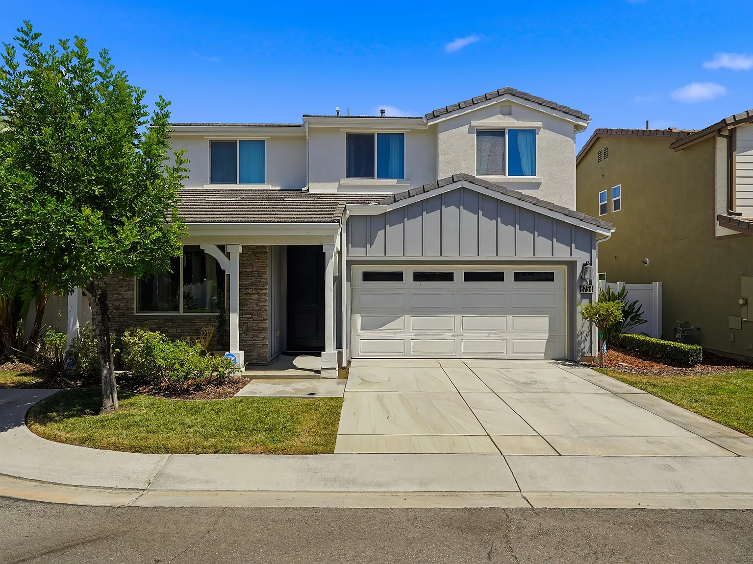 4 bed, 2211 sqft, $6,750 — Photo 1