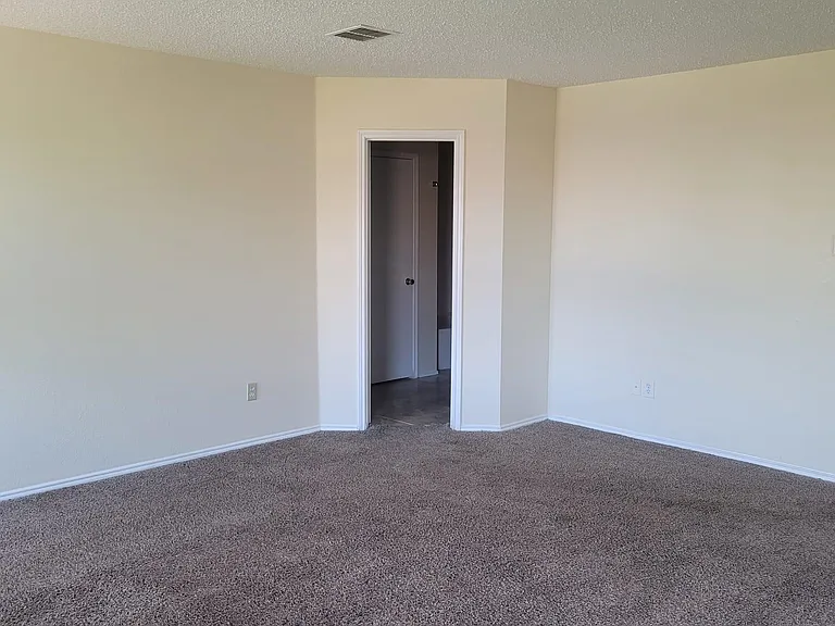 933 Medina Dr — Photo 4