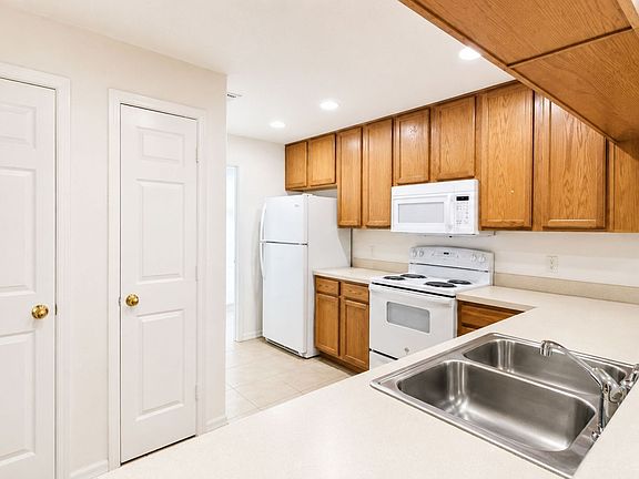 5th image of 702 E Madison St