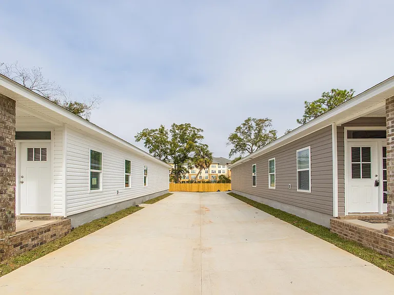 1810 W Gadsden St — Photo 16