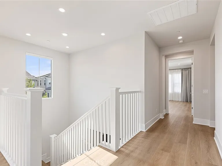 207 Alora — Photo 35