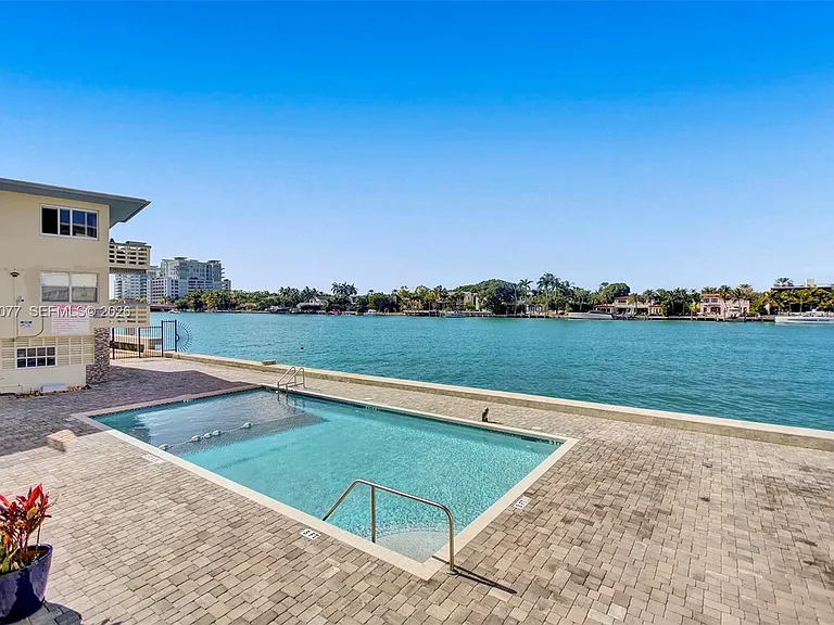 6484 Indian Creek Dr #208 — Photo 1