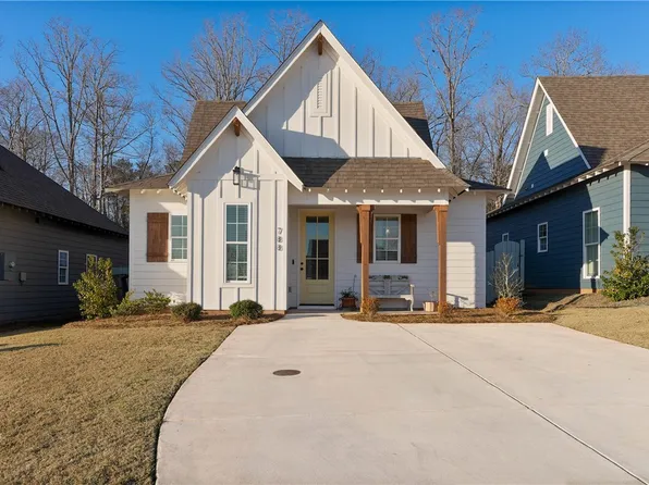 788 Village Dr, Opelika, AL 36801