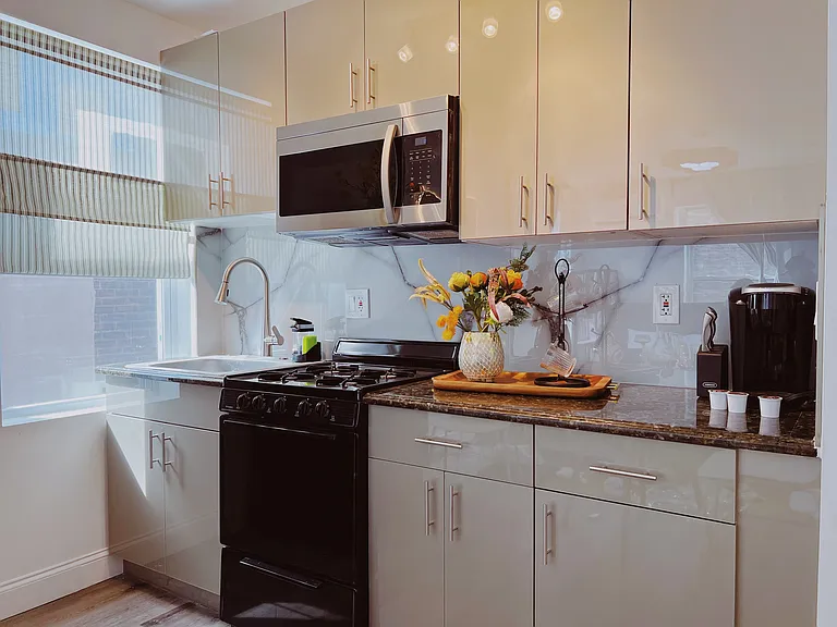 2402 Spruce St #3R — Photo 5