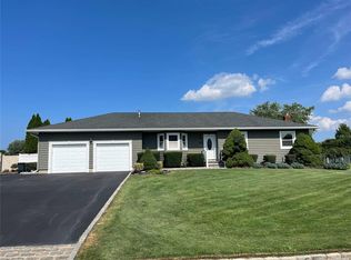 278 Williams Way S, Baiting Hollow, NY 11933