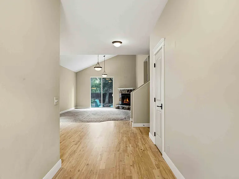 131 N 6th Ave — Photo 3