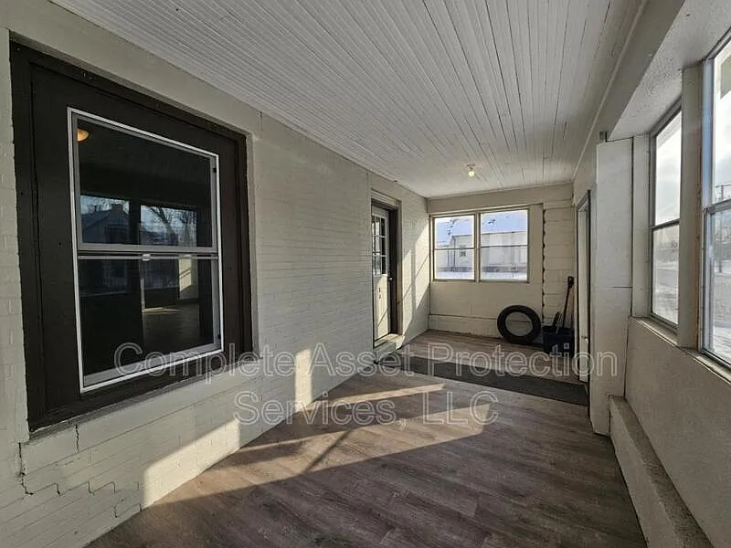 2 bed, 1.0 bath, $1,220 — Photo 2