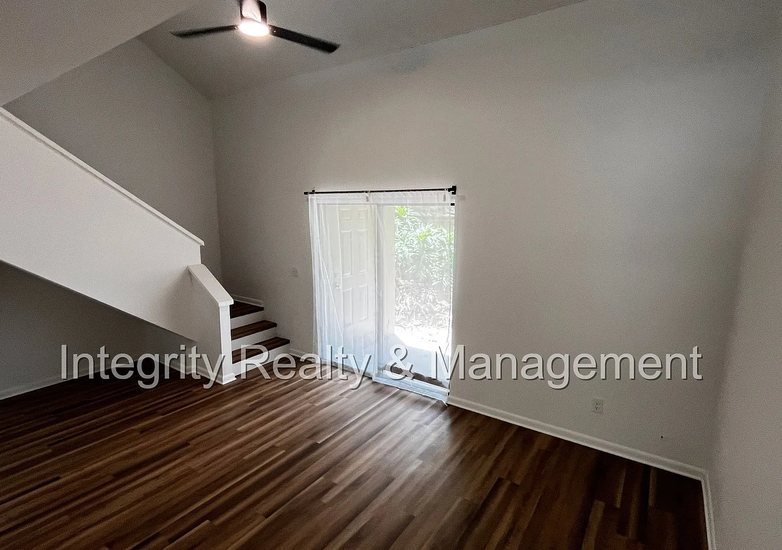 Cozy 2 bed / 2 bath townhome in the heart of Jacksonville — Photo 2