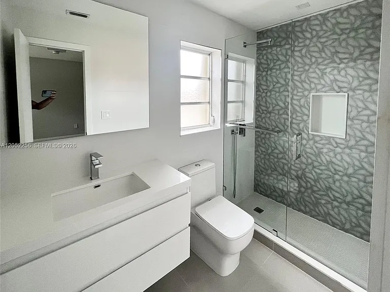 240 SE 7th St — Photo 6