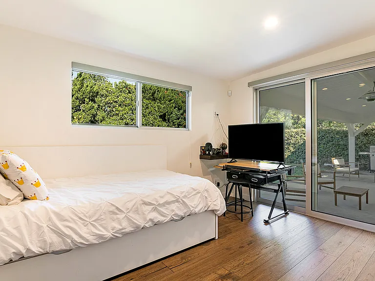 6561 Lasaine Ave — Photo 44