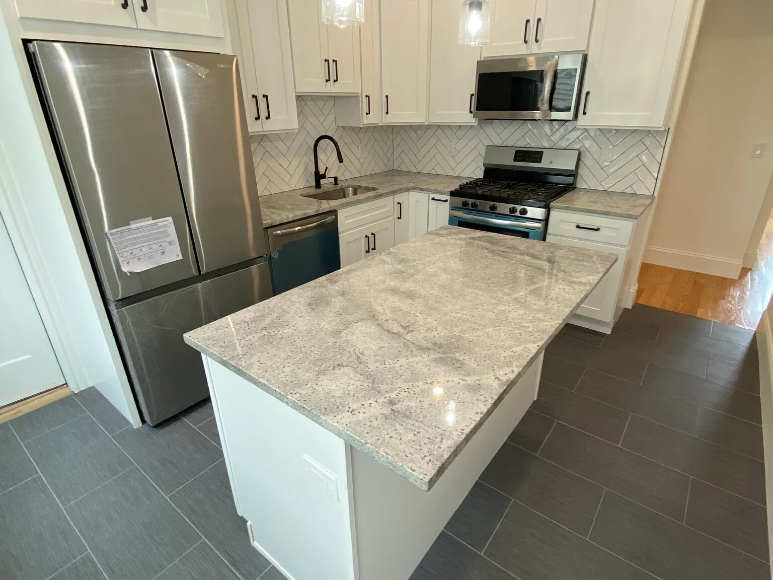4 bed, 1300 sqft, $6,400 — Photo 1