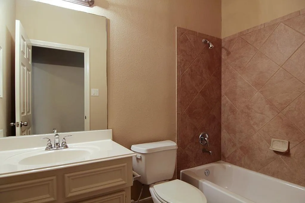 2 bed, 2.0 bath, 1608 sqft, $2,100 — Photo 3