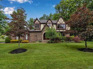 126 Glen Oak Dr, East Amherst, NY 14051