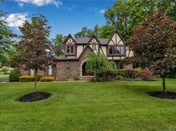 126 Glen Oak Dr, East Amherst, NY 14051