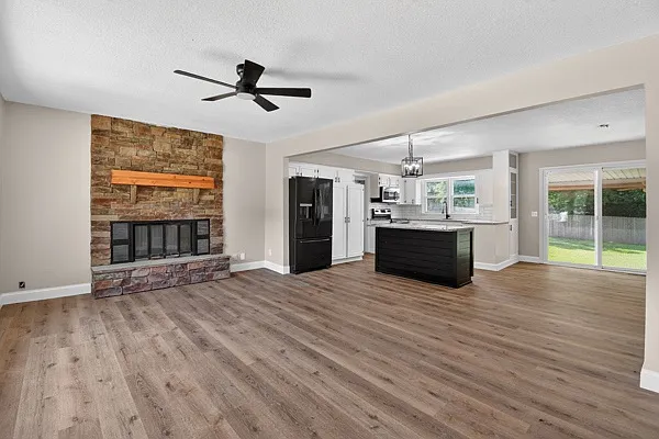101 E Myrtle St — Photo 2