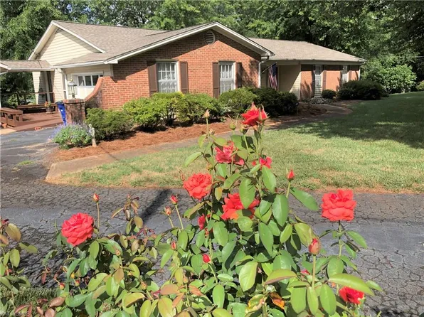 631 Burkeridge Ct, Winston Salem, NC 27104
