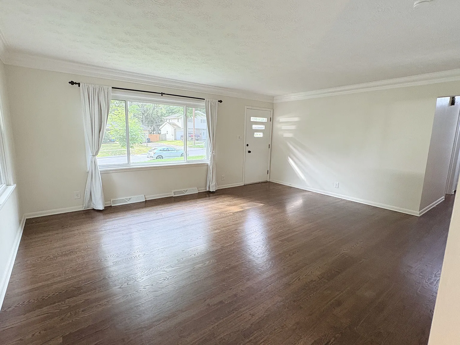 3 bed, 1400 sqft, $2,100 — Photo 3