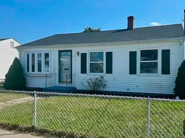 9 W Cute St, Pawtucket, RI 02860