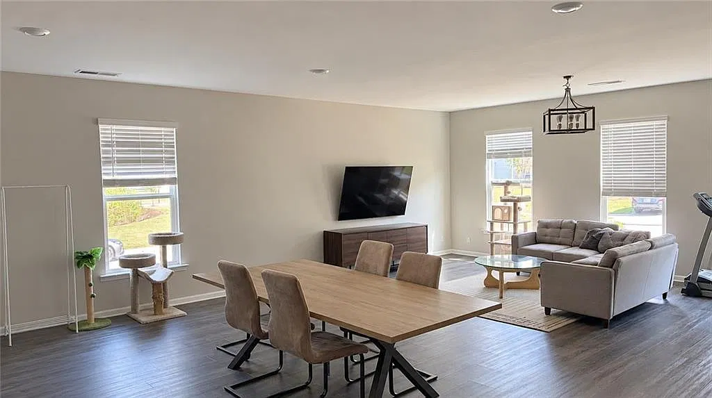4 bed, 2.5 bath, 2330 sqft, $2,100 — Photo 3